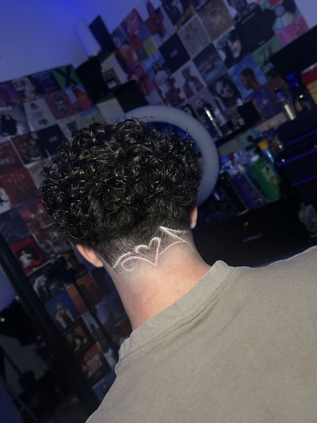 Curly cut with a curved design at the neckline